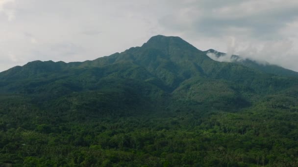 Trópusi Hegyvonulat Zöld Dombok Esőerdőkkel Camiguin Sziget Fülöp Szigetek — Stock videók