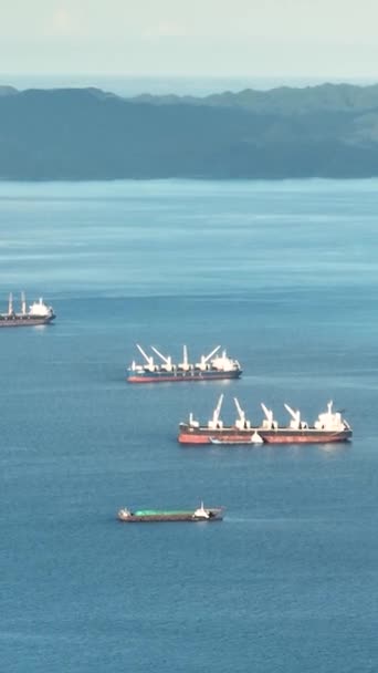 菲律宾棉兰老岛蓝海上空货船和船只的无人机图像 放大视图 垂直的故事 — 图库视频影像
