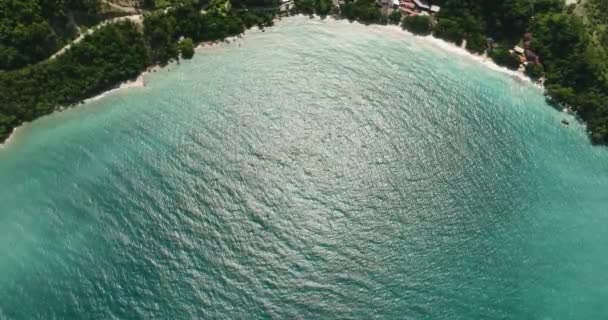 Turkuaz Suyun Üzerindeki Güneş Işığının Üst Görüntüsü Samal Adası Davao — Stok video