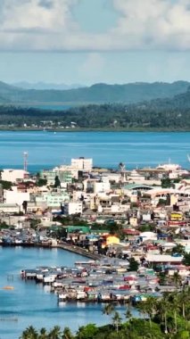 Surigao City, Filipinler kıyısındaki yerleşim bölgesi. Mindanao. Görüntüyü yakınlaştır. Dikey, hikayeler.