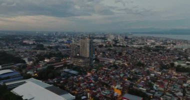 Günbatımında modern apartmanlarla Davao City 'nin en iyi manzarası. Mindanao, Filipinler.