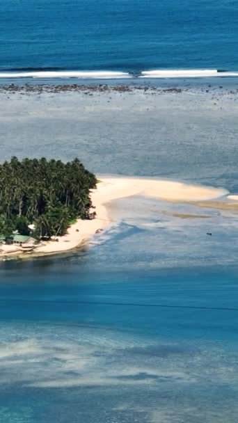 Tropisch Eiland Met Wit Zandstrand Boten Blauwe Zee Golven Mindanao — Stockvideo
