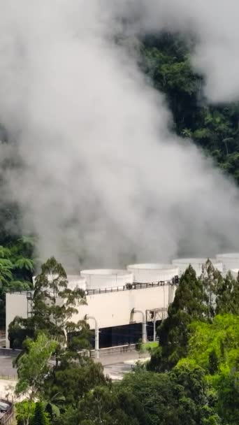 Usina Energia Geotérmica Com Tubos Fumaça Vapor Mindanao Filipinas Vertical — Vídeo de Stock