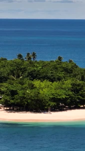 Ilha Tropical Cercada Por Praia Areia Branca Barcos Sobre Mar — Vídeo de Stock