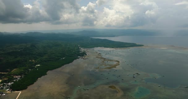 Línea Costera Con Piscifactoría Bajo Cielo Azul Nubes Mindanao Filipinas — Vídeo de stock