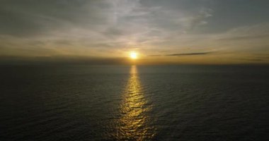 Gün batımının deniz üzerindeki yansıması. Camiguin Adası. Filipinler.