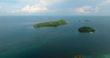 Bir grup ada ve mavi deniz. Mavi gökyüzü ve bulutlar. Zamboanga, Filipinler.