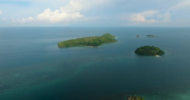 Σμήνος Νησιών Και Γαλάζιας Θάλασσας Μπλε Ουρανός Και Σύννεφα Zamboanga — Αρχείο Βίντεο