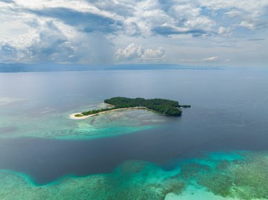 Beyaz kumlu plajlı, mavi gökyüzü ve bulutlu Cabgan Islet. Barobo, Surigao del Sur. Filipinler.