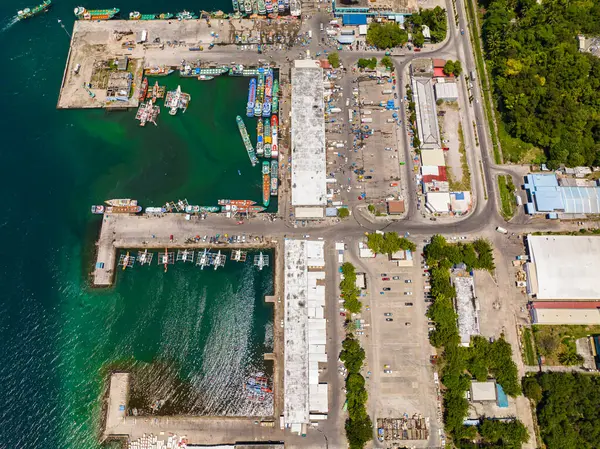 General Santos 'taki Fish Port' un en iyi hava manzarası. Güneş ışığı balıkçı tekneleriyle birlikte suyu yansıtıyor. Mindanao, Filipinler.