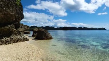 Sohoton Koyu 'nda plajı olan tropik bir ada. Socorro, Surigao del Norte. Filipinler.