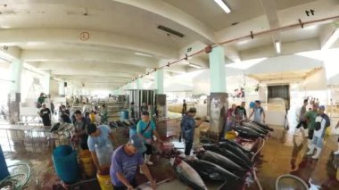 General Santos Şehir Kompleksindeki Ton Balığı Limanı 'ndaki insanlar. Filipinler.
