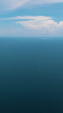 Derin mavi denizi olan deniz manzarası. Camiguin, Filipinler. Dikey video.