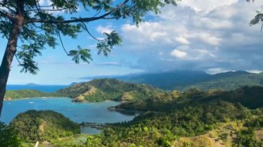Mavi deniz ve tropik ada, mavi gökyüzü ve bulutlar. Uyuyan Dinozor. Mati, Davao Oriental. Filipinler.