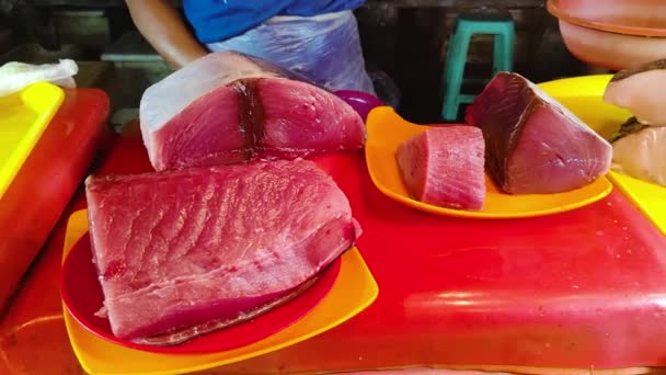 Tropischer Frischer Thunfisch Auf Dem Tisch — Stockvideo
