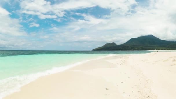 Onde Costiere Sulla Spiaggia Sabbia Bianca Nell Isola Camiguin Filippine — Video Stock