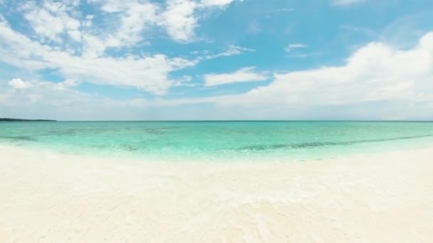 Bílý Písek Obklopený Čistou Mořskou Vodou Vlnami Bílý Ostrov Kamiguinu — Stock video