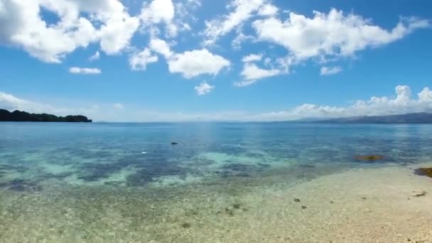 Oceaan Met Turquoise Water Zonlicht Reflectie Sohoton Cove Socorro Surigao — Stockvideo