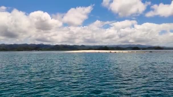 Błękitne Morze Otoczone Nagą Plażą Island Wyspa Britania Surigao Del — Wideo stockowe