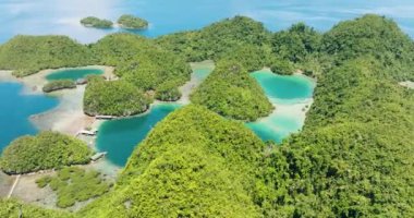 Güzel adaları ve turkuaz gölleri olan tropikal adanın kuş bakışı manzarası. Mindanao, Filipinler. Deniz Burnu.
