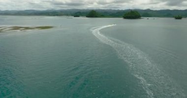 Tropikal adadaki jet ski manzarası. Britanya Adası 'nda Acitivity. Surigao del Sur, Filipinler.