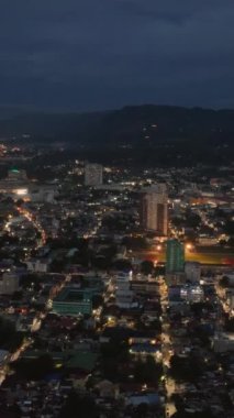 Cagayan de Oro 'da gece şehir ışıkları. Mindanao, Filipinler. Dikey video.