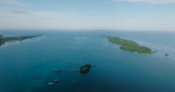 Концепция Путешествий Flying Beautiful Small Tropical Island Морской Пейзаж — стоковое видео