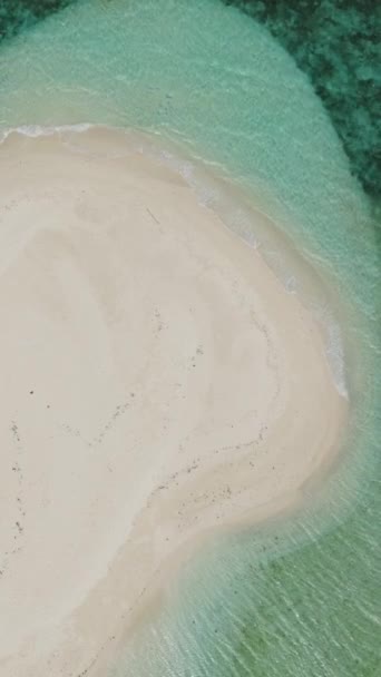 Belle Onde Spiaggia Sabbia Bianca Con Acqua Limpida Verdastra Isola — Video Stock