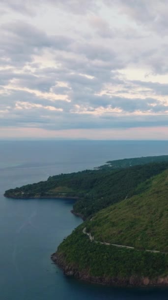 Tropikalna Góra Klifem Autostradą Wybrzeżu Wyspa Camiguin Filipiny Pionowe Wideo — Wideo stockowe