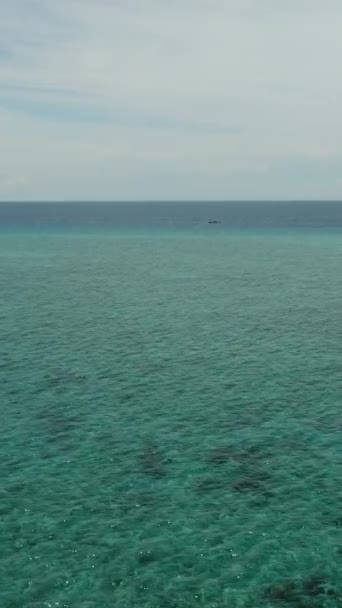 Flyger Över Havsytan Med Grönt Vatten Och Vågor Camiguin Island — Stockvideo