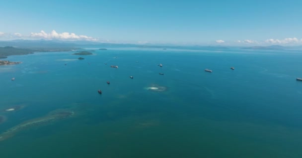 Łodzie Statki Wokół Oceanu Tropikalne Błękitne Morze Błękitne Niebo Chmurami — Wideo stockowe