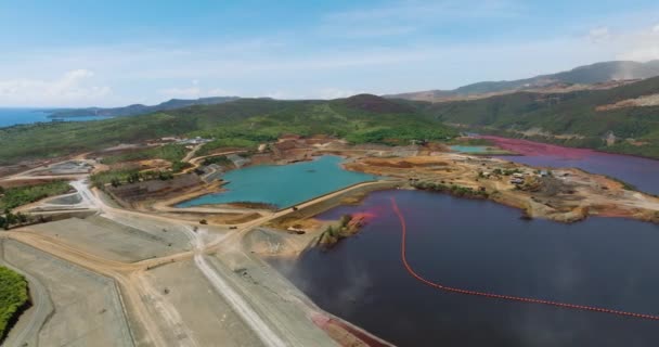 暗赤色の水でニッケル鉱山のドローン調査 天然資源 フィリピンのミンダナオ島 — ストック動画