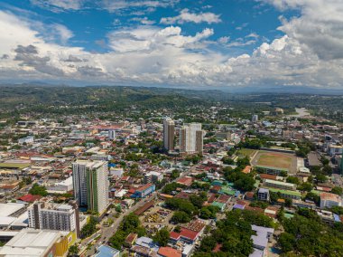 Cagayan de Oro City 'deki ticari binaların en üst görüntüsü. Kuzey Mindanao, Filipinler.