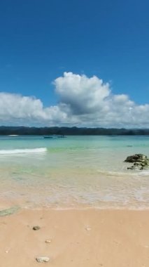 Beyaz kumsalda dalgalar. Britanya Adası. Surigao de Sur, Filipinler. Dikey görünüm.