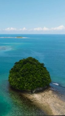 Britanya Adaları 'nın hava manzarası. Surigao del Sur. Mindanao, Filipinler. Dikey görünüm.