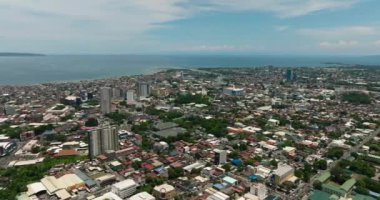 Filipinler 'in en büyük şehrinin insansız hava aracı görüntüsü. Davao Şehri. Mindanao, Filipinler.