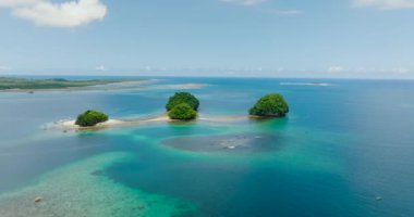 Boslon Adası 'nda turkuaz su ve plaj. Britanya Adaları. Surigao del Sur, Filipinler.