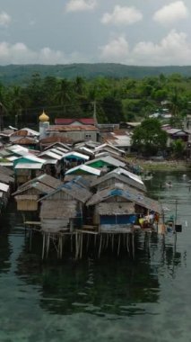 Zamboanga 'da tahta ayaklıklarda ahşap evler. Mindanao, Filipinler. İHA görüntüsü. Dikey video.