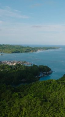 Tropikal Ada 'nın kıyısındaki küçük köyün havadan görünüşü. Deniz Burnu. Mindanao, Filipinler. Dikey görünüm.