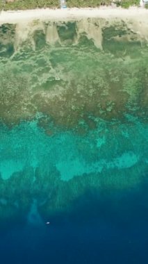 Beyaz plaj ve turkuaz okyanus su yüzeyinin arka planı. Havadan gelen yaz deniz manzarası. Siquijor, Filipinler.