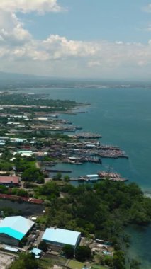 Mavi deniz ve bulutlu gökyüzü, insansız hava aracının manzarası. General Santos Fishport. Mindanao, Filipinler. Dikey görünüm.
