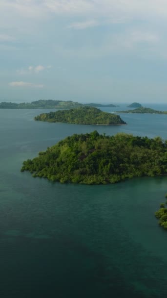 島々と青い海で美しい海岸線 かつてはザンボガ市にあった島々 フィリピン ミンダナオ バーティカルビデオ — ストック動画