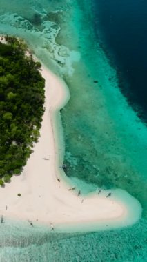 Mantigue Adası 'ndaki turkuaz suya güneş ışığı yansıması. Camiguin, Filipinler. Deniz Burnu. Dikey video.
