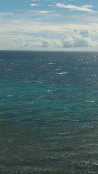 Ovanifrån Vackra Blå Havet Med Vågor Och Blå Himmel Med — Stockvideo