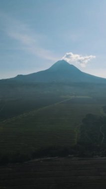 Matutum Stratovolcano Dağı Filipinler 'in güneyindeki General Santos şehrine bakar. Seyahat konsepti. Dikey görünüm.
