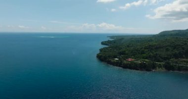 Tropik adanın doğal manzarası. Camiguin Adası 'nda derin mavi deniz. Filipinler. Seyahat kavramı.