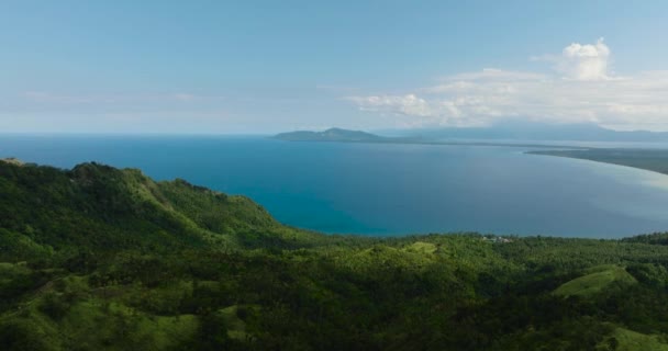 Pemandangan Udara Pulau Tropis Dikelilingi Oleh Laut Biru Tua Dengan — Stok Video