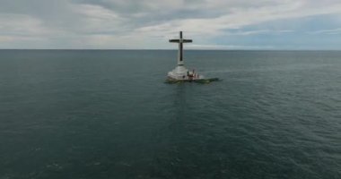 Camiguin 'in kuzeybatı kıyısındaki dalgaların altındaki mezarlık. Batık mezarlık. Filipinler.
