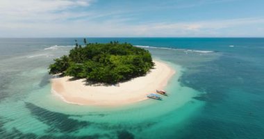 Mavi gökyüzü ve bulutların altında beyaz kumlu San Victor Adası. Turkuaz su mercan adası ve mercan resifleri. Mindanao, Filipinler. Yaz ve seyahat konsepti.