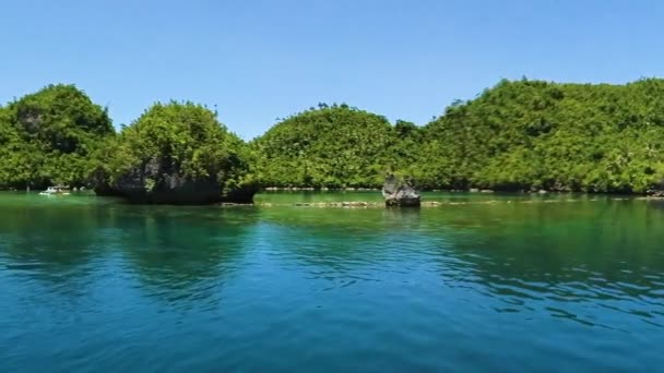 Mer bleue et lagunes dans l'île Tinago à Tagana-an. Surigao del Norte, Philippines.